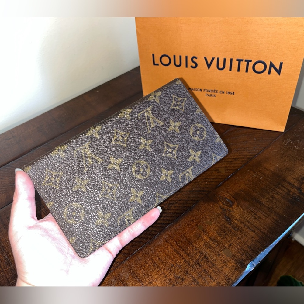 Louis Vuitton Bifold wallet (can be a Check holder)